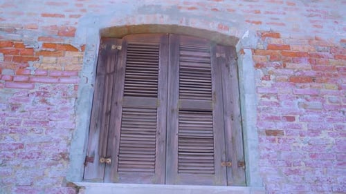 Fenster mit Fensterläden an verlassenem Gebäude in Burano geschlossen