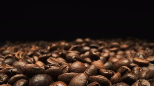Schöne Aussicht auf fallende Kaffeebohnen