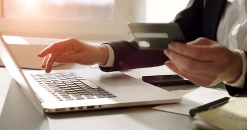 Empresária fazendo cartões de crédito bancários on-line borrados fazendo pagamentos, investimento, entrando na Internet