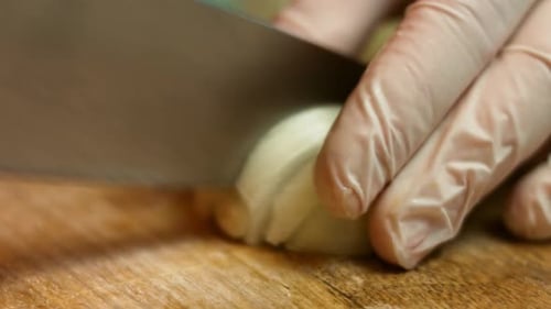 Diente de ajo cortado en trozos sobre una mesa de madera.