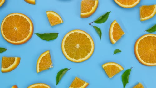 Fundo giratório com slides de laranja e folhas em um fundo azul na moda verão frutado