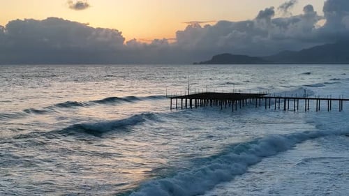 Bewölkter Sonnenuntergang am Meer Türkei Alanya 4 K