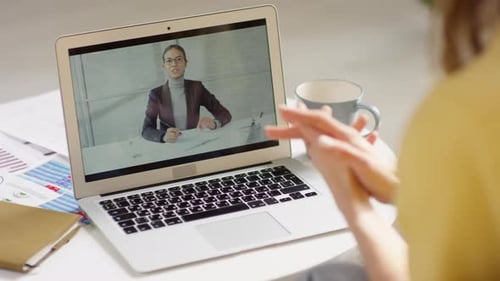 Frau spricht bei Videoanruf mit einem Kollegen