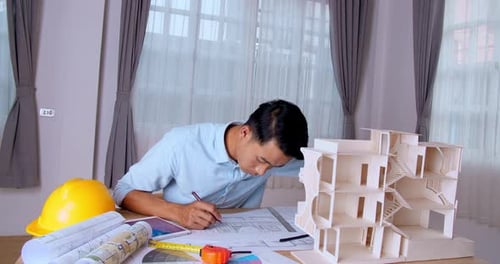 Architekt arbeitet mit einem Architekturprojekt