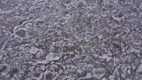 Luftaufnahme mit Blick auf Eisbrocken am See im Winter