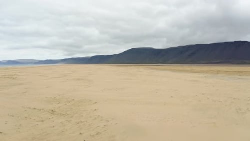 Fliegen über leere Sanddünen des Strandes in Island. - aerial