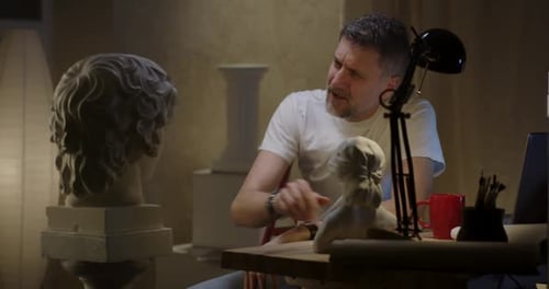 Artista hablando con la escultura