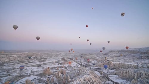 Globos de colores en el cielo del amanecer. Capadocia, Turquía.