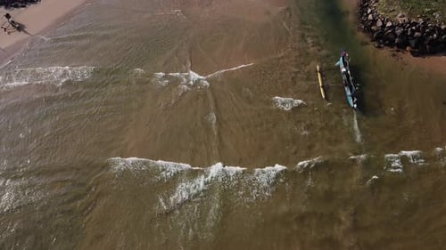 Bateaux de pêche traditionnels du Sri Lanka sur la plage. Images aériennes Drone