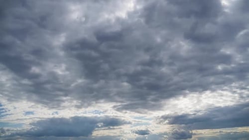 Les nuages se déplacent doucement dans le ciel bleu. Timelapse. Espace cloud.