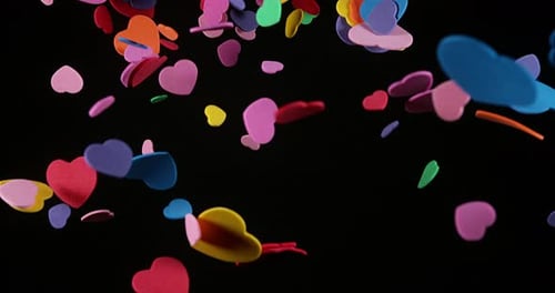 Coeurs tombant sur fond noir pour la Saint-Valentin, Ralenti 4K