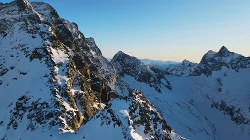 Sommets montagneux de Dombai au coucher du soleil