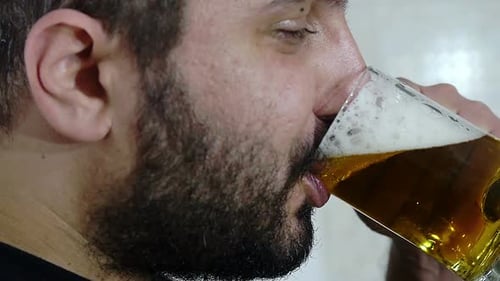 vue latérale du jeune homme buvant de la bière