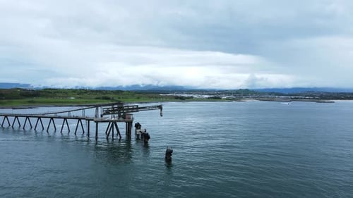 Bis zum Meer ragende Industriestruktur an einem ökologisch fragilen Teil der Küste