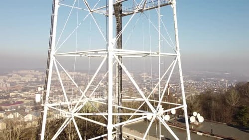 Luftaufnahme einer Drohne, die in der Nähe von Fernsehturm fliegt.