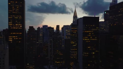 Tiro ascendente de edificios de gran altura en el centro de la ciudad