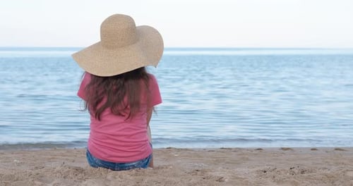 Teen Enjoy the Sunny Sea