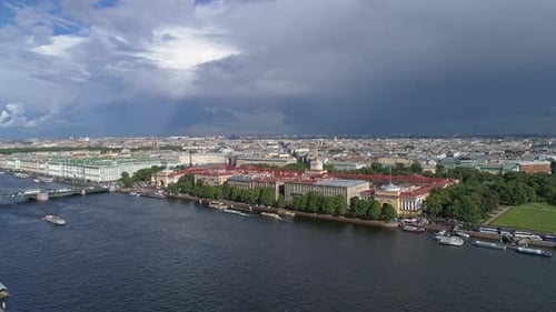 Flug über den Fluss Newa in St. Petersburg-Stadt
