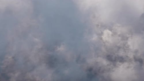 In den Wolken fliegen