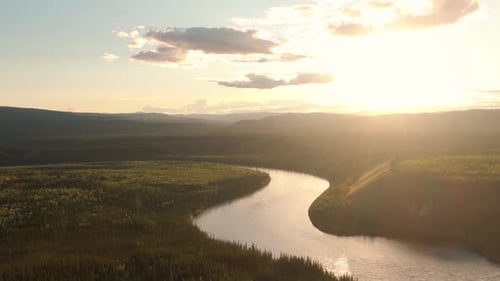 Bela vista do rio sinuoso cênico