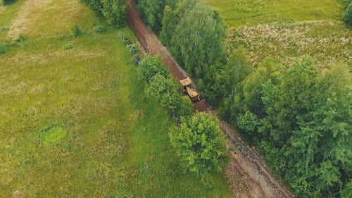 Luftaufnahme Ein Bulldozer, der eine durch Überschwemmungen zerstörte Straße in einer bergigen Gegend nivelliert. Schwere Maschinen