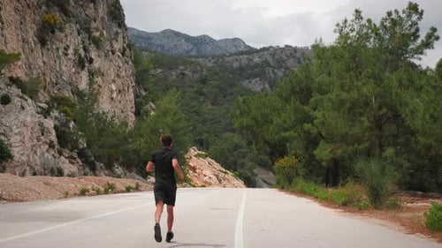 Entraînement de triathlète en extérieur. Exercices de triathlon.