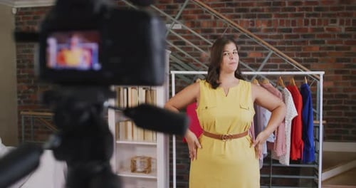 Mujer vloguera caucásica haciendo un Vídeo de moda en casa