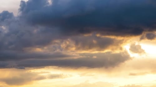Stürmische Wolken bewegen sich bei Sonnenuntergang sanft am roten Himmel. Zeitraffer. Cloud-Raum.
