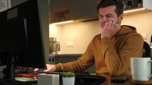 Mann, der zu Hause online aus der Ferne arbeitet