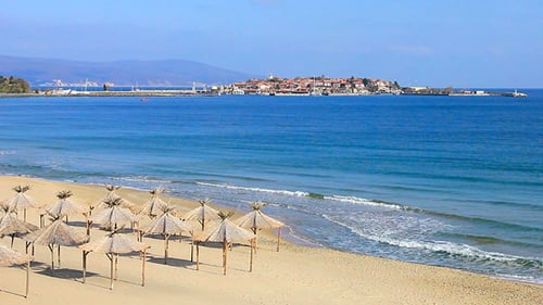 Plage vide avec tentes