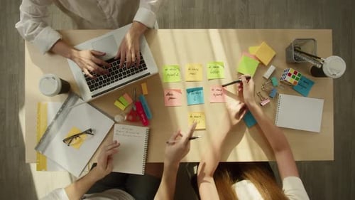 Gente de negocios que trabajan juntos en una oficina moderna: Vista superior