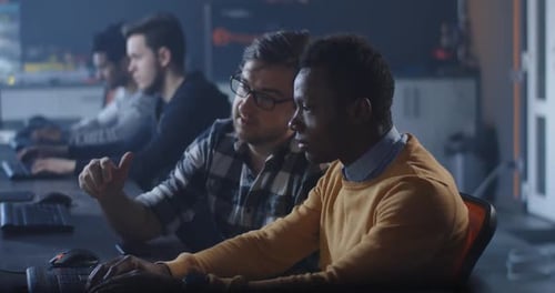 Programadores que trabajan en una oficina común