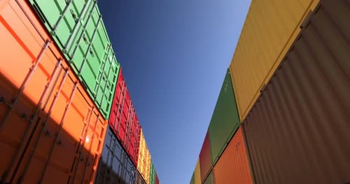 Reihen von Schiffscontainern unter klarem Himmel Seamless L