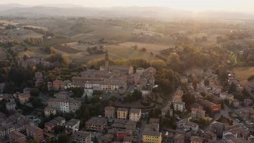 Castelvetro: Montañas italianas, aldea