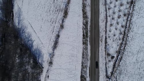 Luftaufnahme Fahrendes Auto auf einer Straße