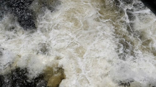 Turbulentes Wasser im Fluss