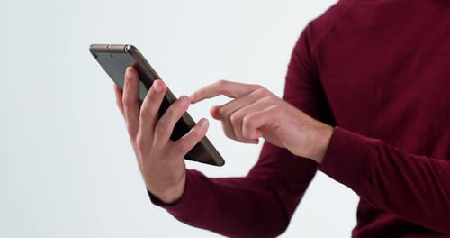Mittlerer Teil des Mannes mit digitalem Tablet 4k