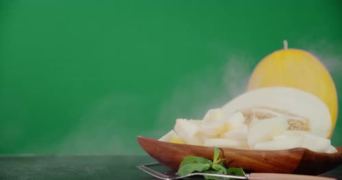 Melon tranché sur une assiette de vapeur fraîche.