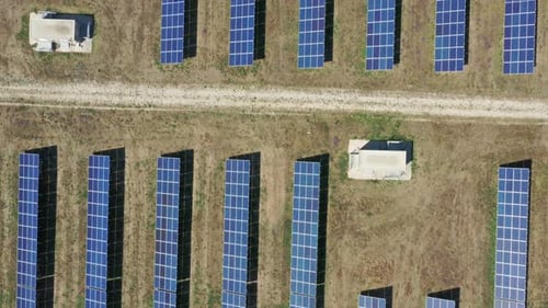 Fliegen Sie über viele Solarzellenmodule
