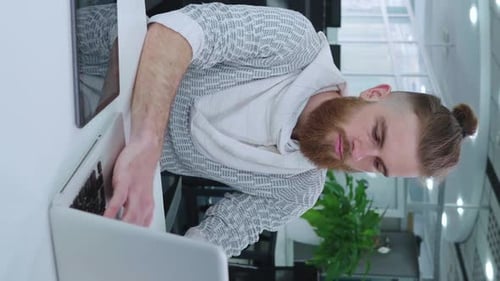Hipster-Geschäftsmann mit vertikalem Bildschirm führt Unternehmensanalysen im Büro durch