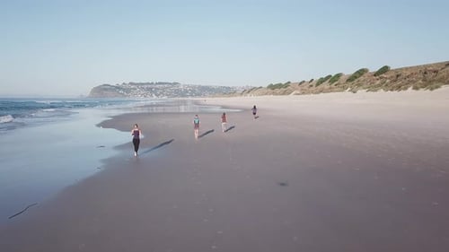 Leute laufen am Strand