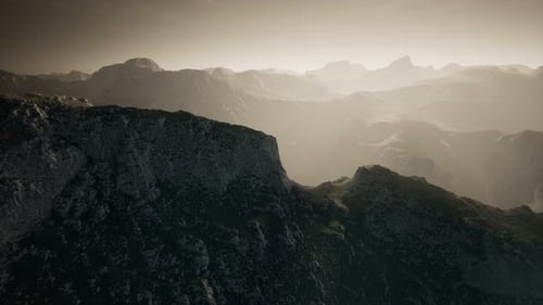 Dramático cielo sobre los escalones de una montaña.