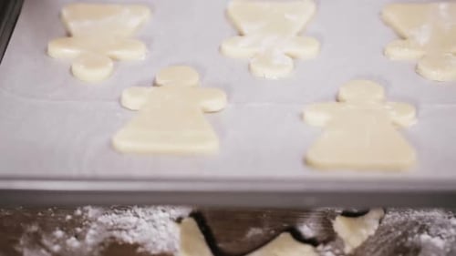 Schritt für Schritt. Backen in der Weihnachtszeit. Zuckerplätzchen zu Weihnachten backen.