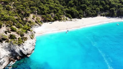 Plätschernde Meereswellen und Strand.