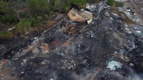 Luftaufnahme von Trümmern nach Feuer auf einer alten Fabrik - Drohnenbahn