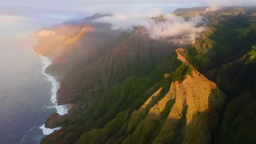 Panorama paisible de la côte hawaïenne sous une lumière de coucher de soleil spectaculaire. Images aériennes