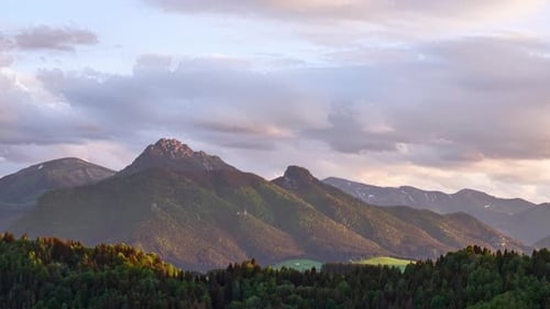 Mouvement Laps de temps des nuages rapides au-dessus du pic montagneux des Alpes brumeuses au printemps ensoleillé Nature au coucher du soleil