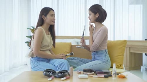 Jovencitas asiáticas felices maquillándose con cosméticos en moda, glamour y belleza