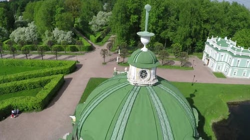Sobrevolando el antiguo edificio de Tsaritsyno, Moscú
