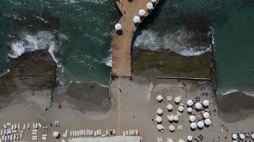 Drohnenblick auf Menschen, die im Meer schwimmen und sich sonnen